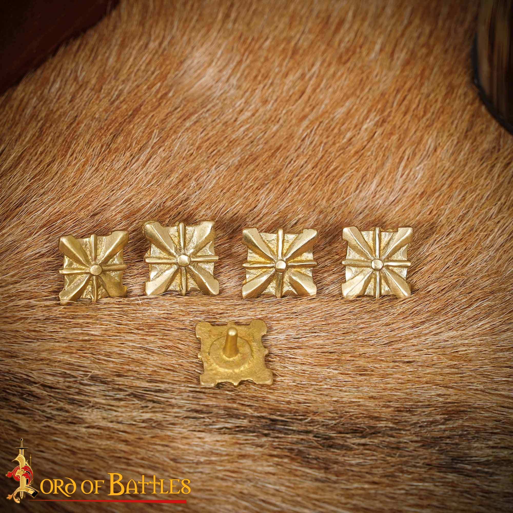 Monturas Medievales de Latón Macizo Puro, Herrajes Decorativos para Uso en Cuero| Juego de 5, 2cm - Imagen 1