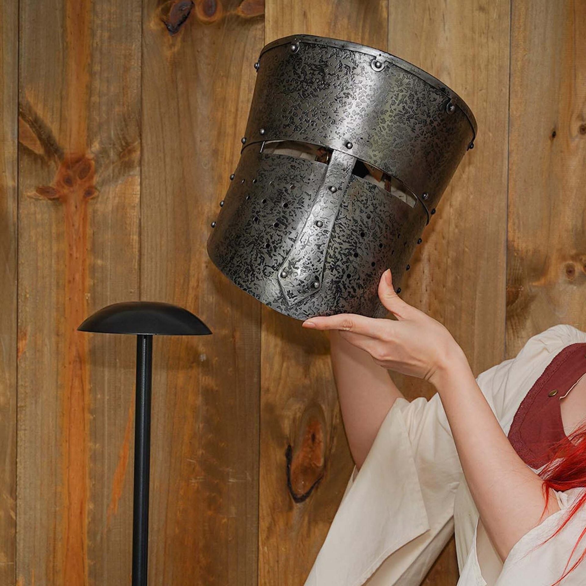 Soporte de Casco de Hierro Hecho a Mano de 25" de Altura para Cascos con o sin Aventail - Imagen 7