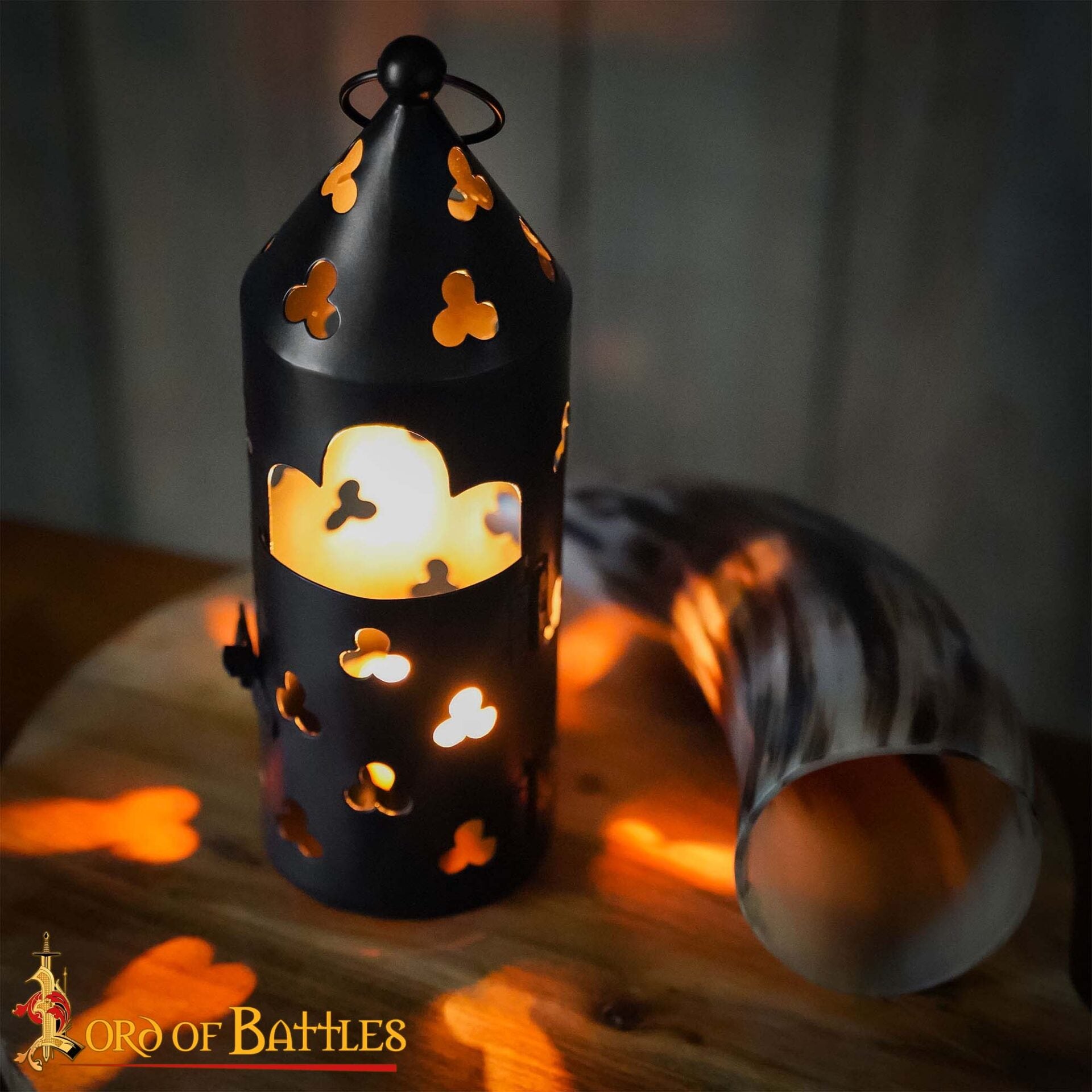 Farol Medieval de Hierro para Velas con Recortes de Trébol y Asa Anular - Imagen 8