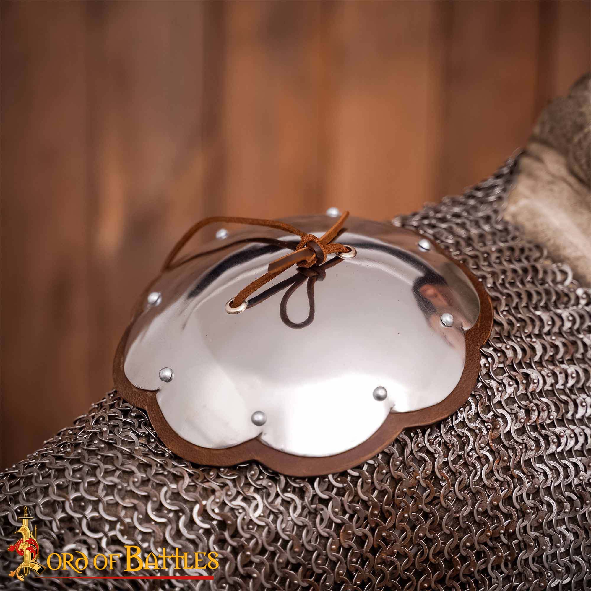 Redondel Ligero del Siglo Xiv Spaulders con Bordes Cortados en Cuero Calibre 16 - Imagen 1