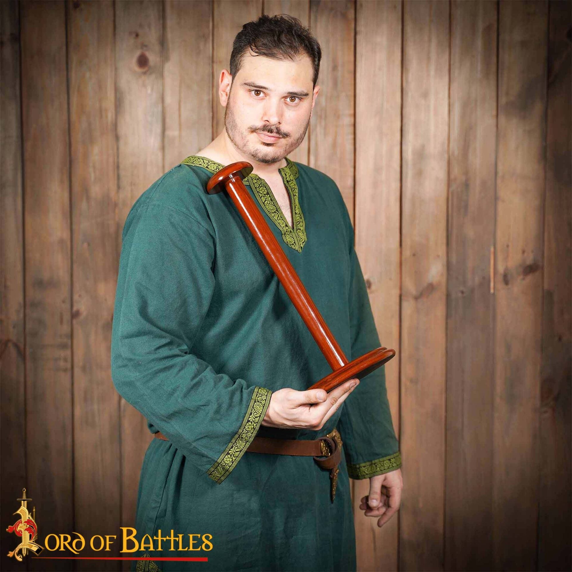 Soporte para Casco Medieval de Madera - Acabado Nogal, Base Redonda - Imagen 12