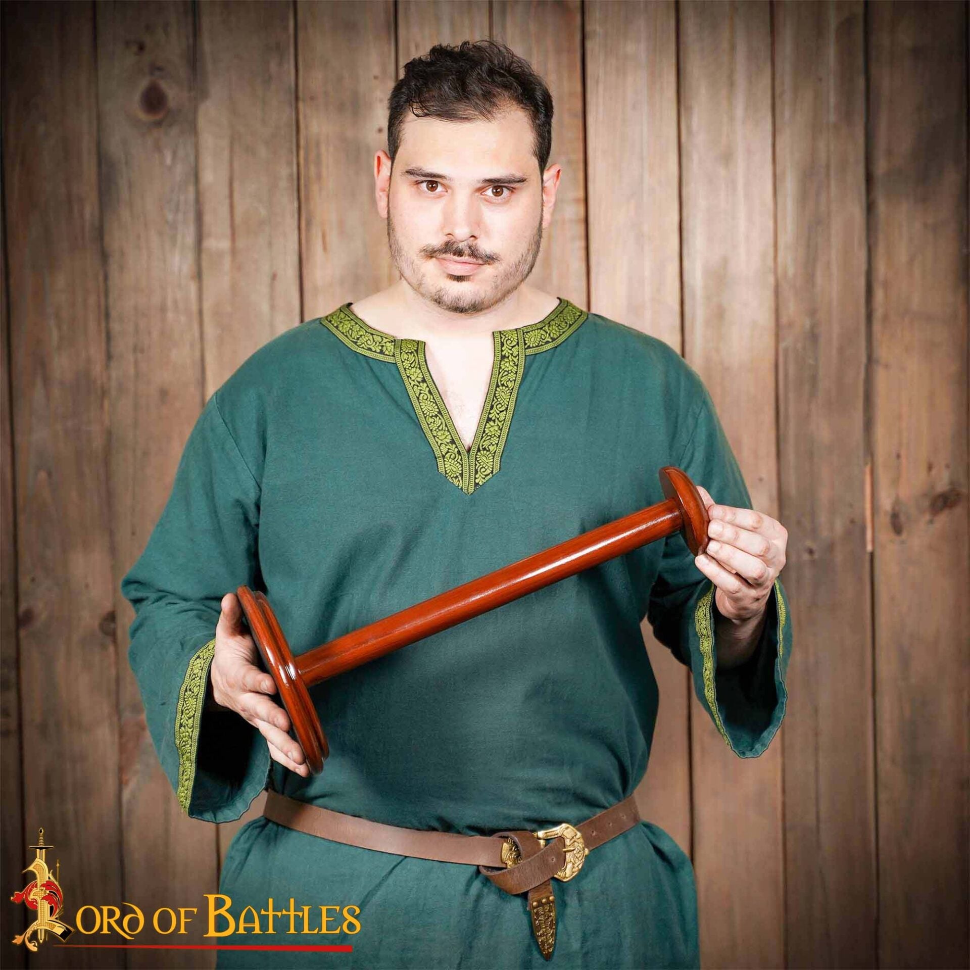 Soporte para Casco Medieval de Madera - Acabado Nogal, Base Redonda - Imagen 8