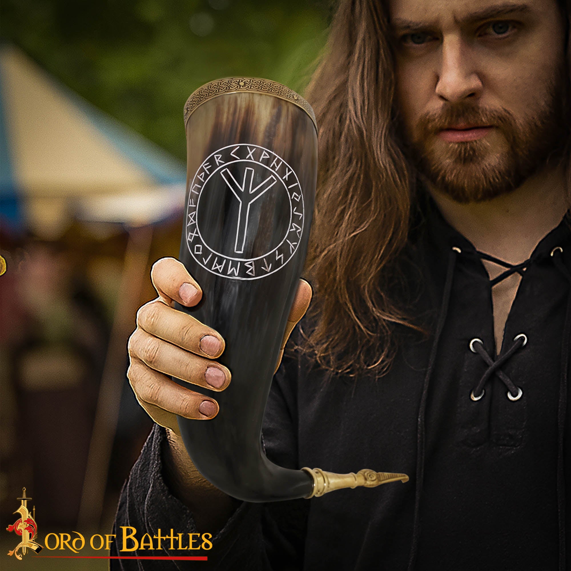 Cuerno Vikingo para Beber con Runa de Algiz - Cuerno de Buey Natural Pulido con Borde y Punta de Latón - Imagen 2