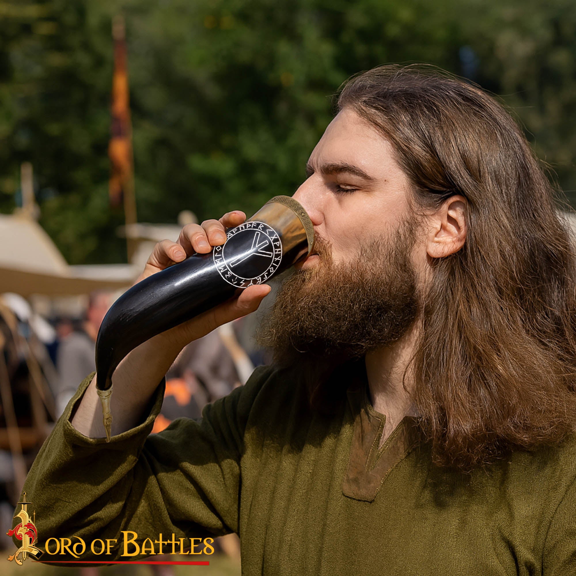 Cuerno Vikingo para Beber con Runa de Algiz - Cuerno de Buey Natural Pulido con Borde y Punta de Latón - Imagen 1
