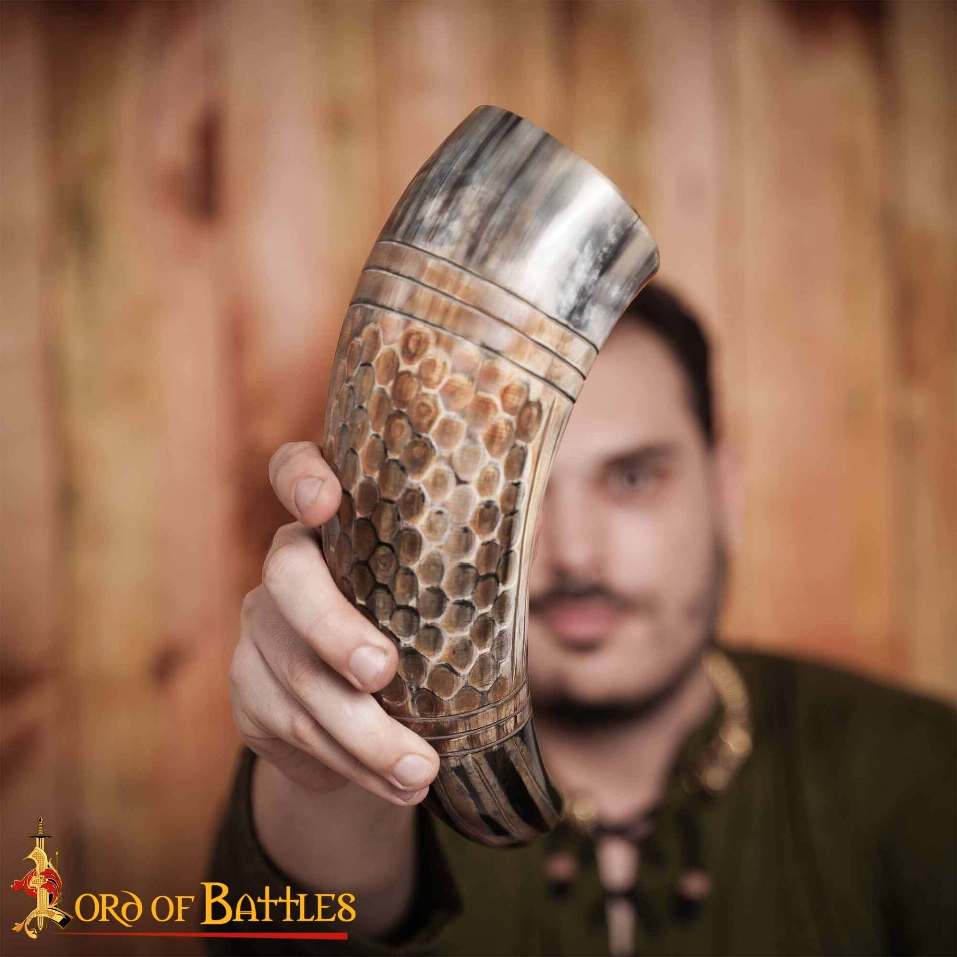 Cuerno para Beber Vikingo con Grabado en Forma de Panal, Cuerno de Buey Natural Hecho a Mano (500-600 Ml) - Imagen 6