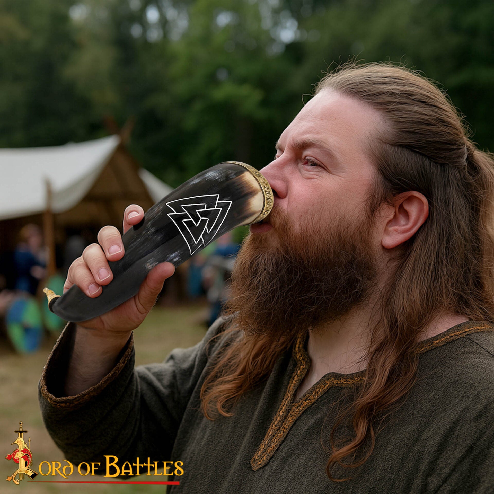 Cuerno para Beber Vikingo con Grabado Valknut - Cuerno de Buey Natural Pulido con Borde y Punta de Latón - Imagen 1
