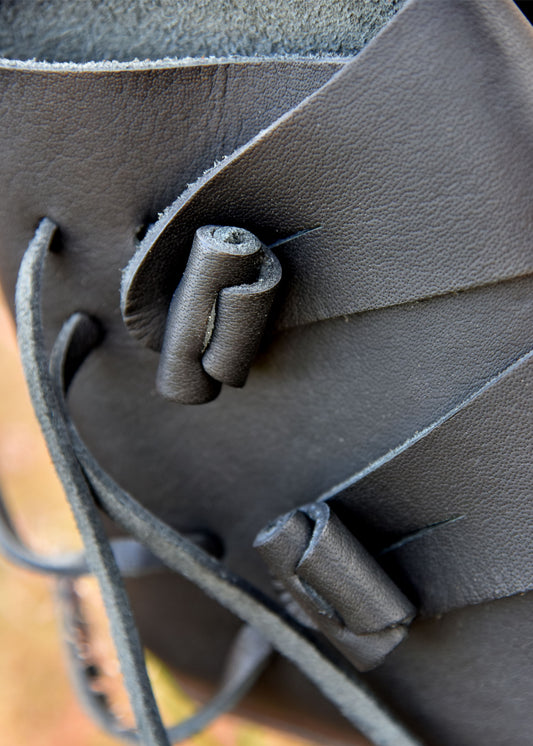 Imagen de Zapatos vikingos medievales de Jorvik, negros ULF-FW-14 parte de nuestra colección en Espadas y más, sitio oficial.
