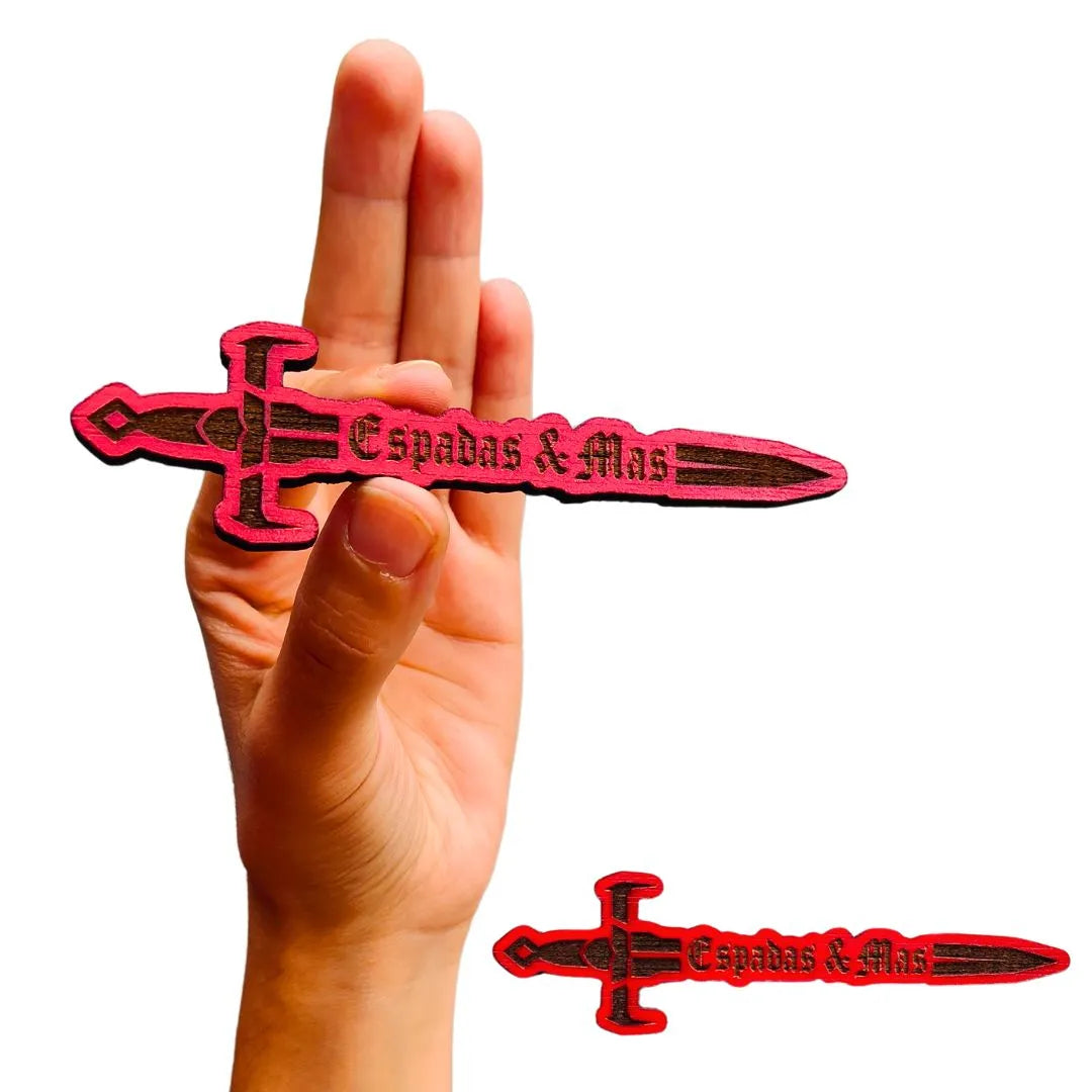 Imagen de Imán Logo Espadas Y Más parte de nuestra colección en Espadas y más, sitio oficial.