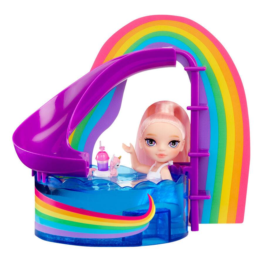 Imagen de Playset + Muñeca Little Pool Day With Blush Rainbow High parte de nuestra colección en Espadas y más, sitio oficial.