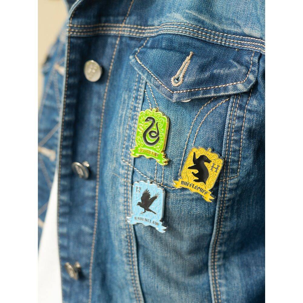 Imagen de Set 4 Pins Hogwarts Harry Potter parte de nuestra colección en Espadas y más, sitio oficial.