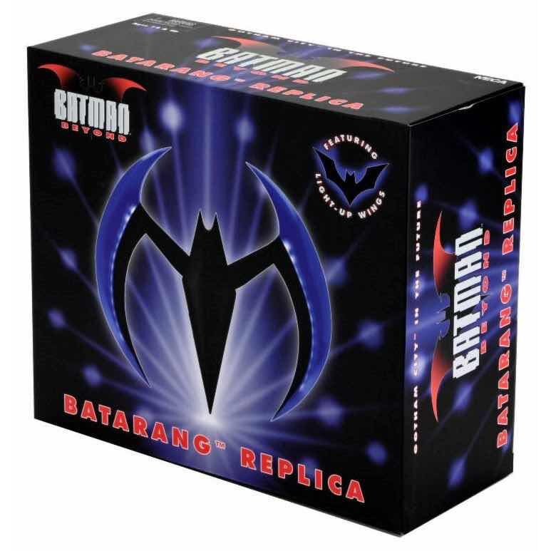 Imagen de Replica Batarang Azul Batman Beyond Dc Comics 20Cm parte de nuestra colección en Espadas y más, sitio oficial.