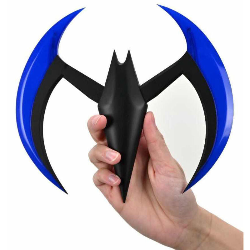 Imagen de Replica Batarang Azul Batman Beyond Dc Comics 20Cm parte de nuestra colección en Espadas y más, sitio oficial.