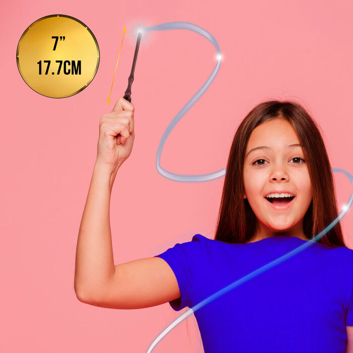 Imagen de Varita Lumos Luna Lovegood Harry Potter parte de nuestra colección en Espadas y más, sitio oficial.