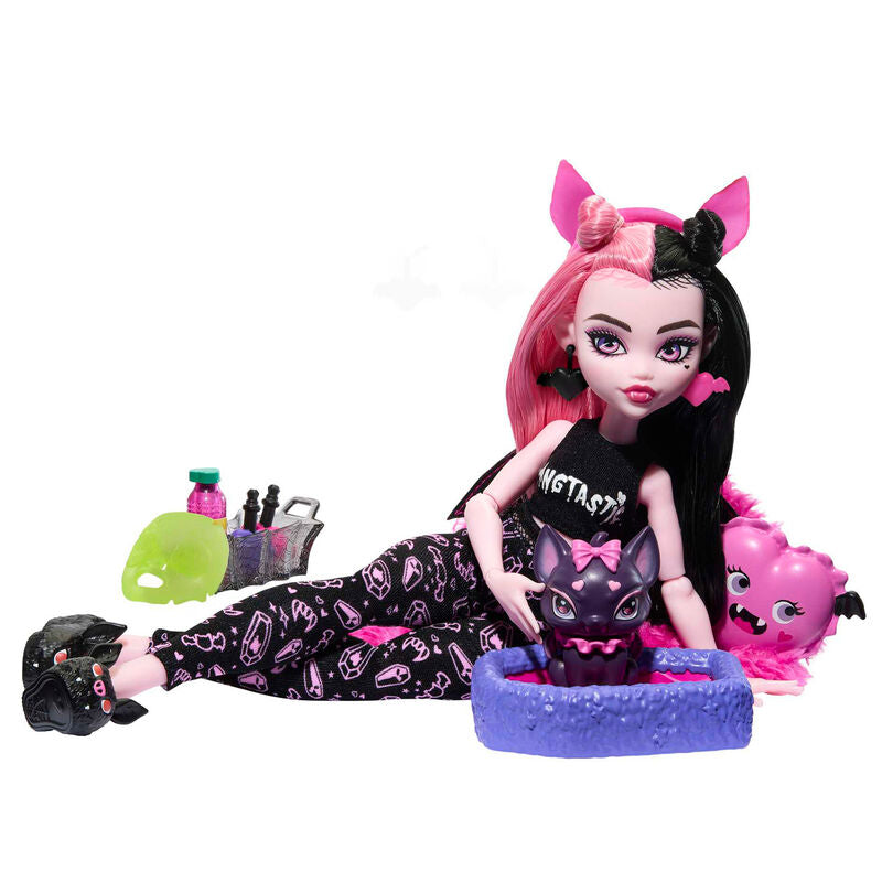Imagen de Muñeca Draculaura Fiesta Pijama Monster High 25Cm parte de nuestra colección en Espadas y más, sitio oficial.