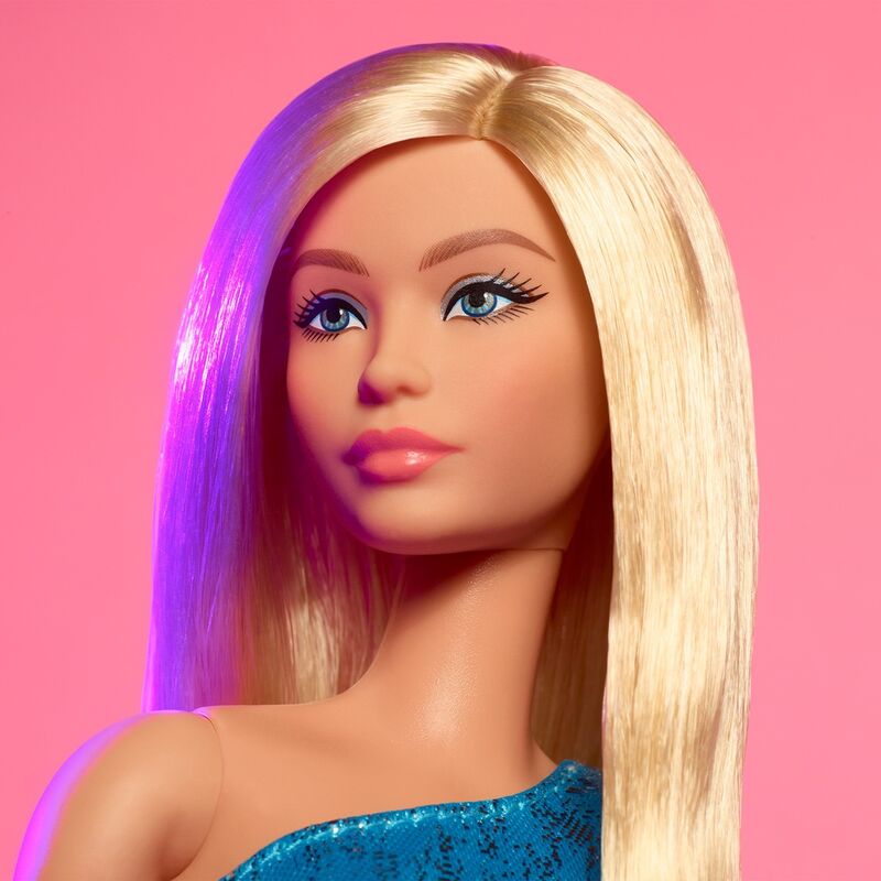 Imagen de Muñeca Pelo Rubio Signature Barbie parte de nuestra colección en Espadas y más, sitio oficial.