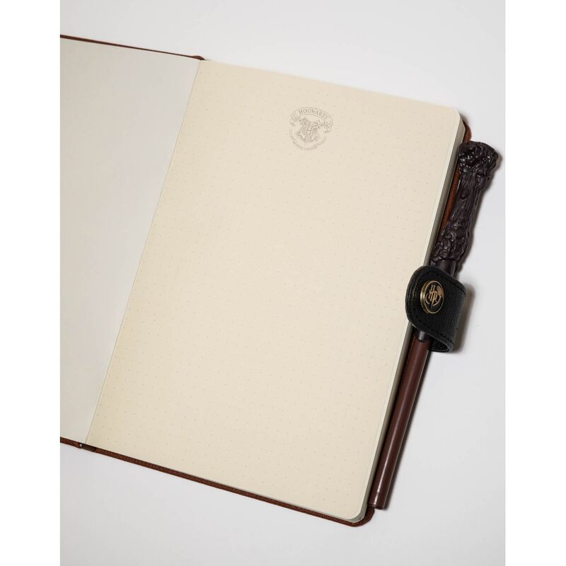Imagen de Cuaderno A5 Premium + Boligrafo Varita Hogwarts Harry Potter parte de nuestra colección en Espadas y más, sitio oficial.