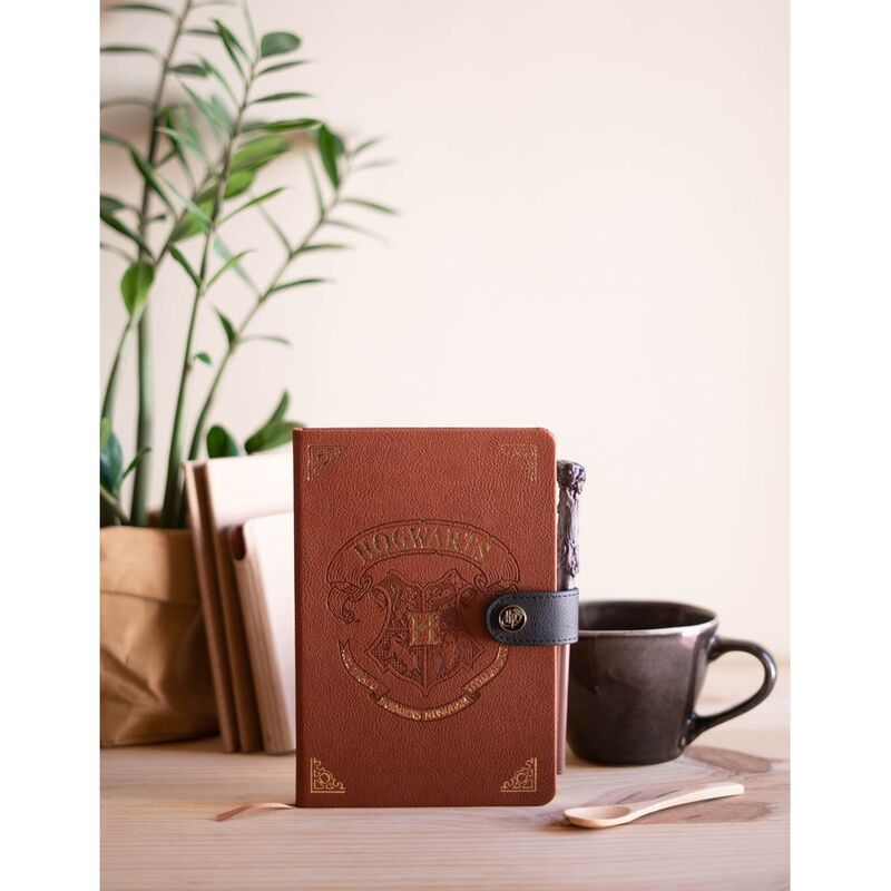 Imagen de Cuaderno A5 Premium + Boligrafo Varita Hogwarts Harry Potter parte de nuestra colección en Espadas y más, sitio oficial.