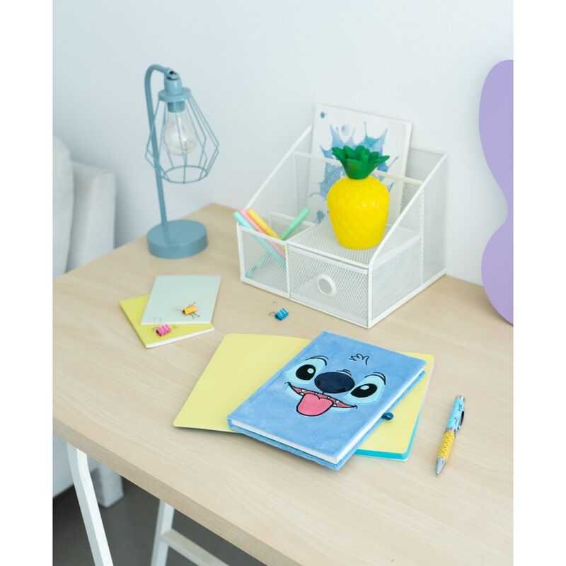Imagen de Cuaderno A5 Premium + Boligrafo Proyector Stitch Disney parte de nuestra colección en Espadas y más, sitio oficial.