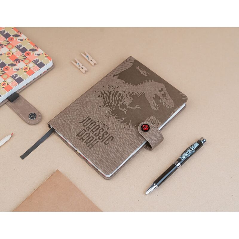 Imagen de Cuaderno A5 Premium + Boligrafo Proyector Jurassic Park parte de nuestra colección en Espadas y más, sitio oficial.