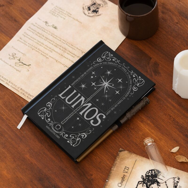 Imagen de Cuaderno A5 Premium Led + Boligrafo Lumos Harry Potter parte de nuestra colección en Espadas y más, sitio oficial.