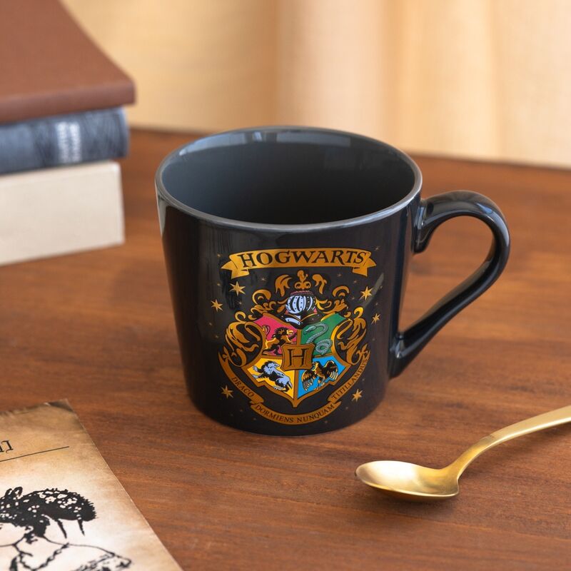 Imagen de Taza Premium Hogwarts Harry Potter parte de nuestra colección en Espadas y más, sitio oficial.