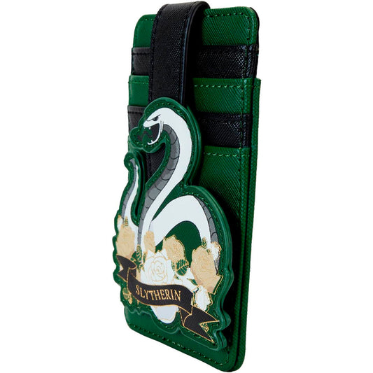 Imagen de Tarjetero Slytherin House Tatto Harry Potter Loungefly parte de nuestra colección en Espadas y más, sitio oficial.