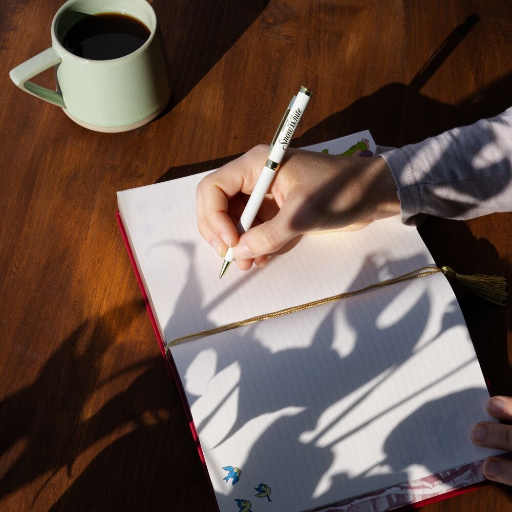 Imagen de Set Cuaderno A5 + Boligrafo Blancanieves Disney parte de nuestra colección en Espadas y más, sitio oficial.