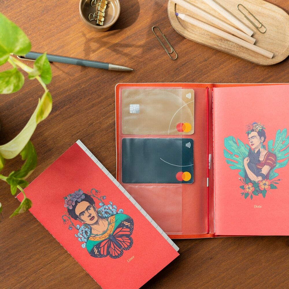 Imagen de Cuaderno De Viaje Frida Kahlo parte de nuestra colección en Espadas y más, sitio oficial.