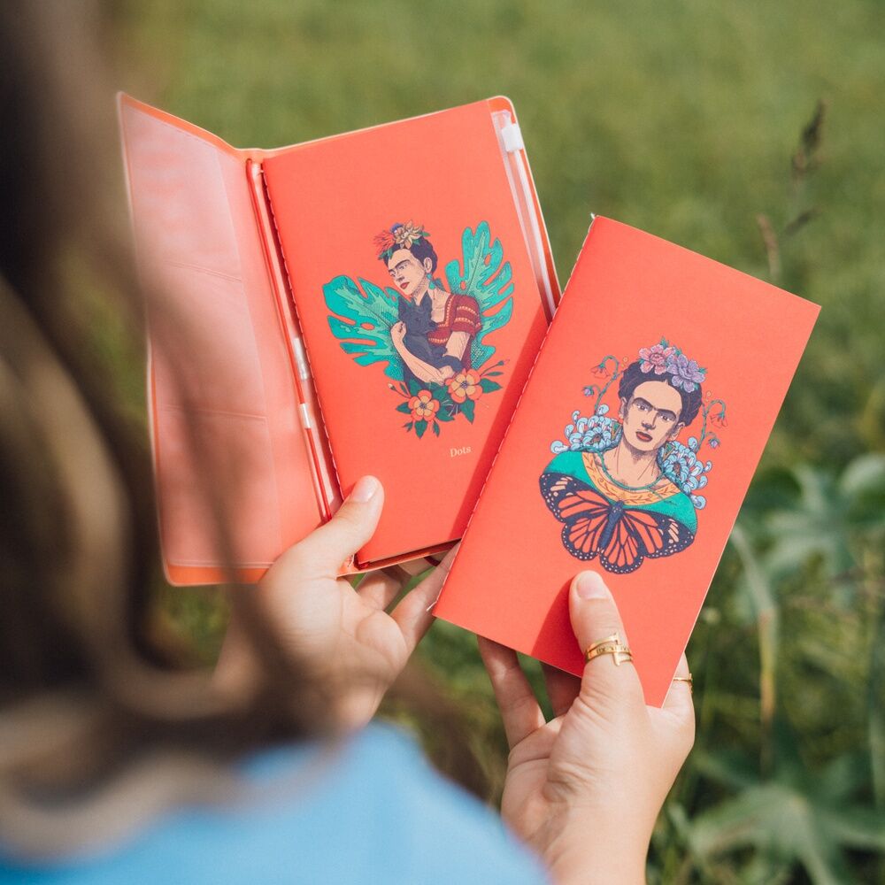 Imagen de Cuaderno De Viaje Frida Kahlo parte de nuestra colección en Espadas y más, sitio oficial.