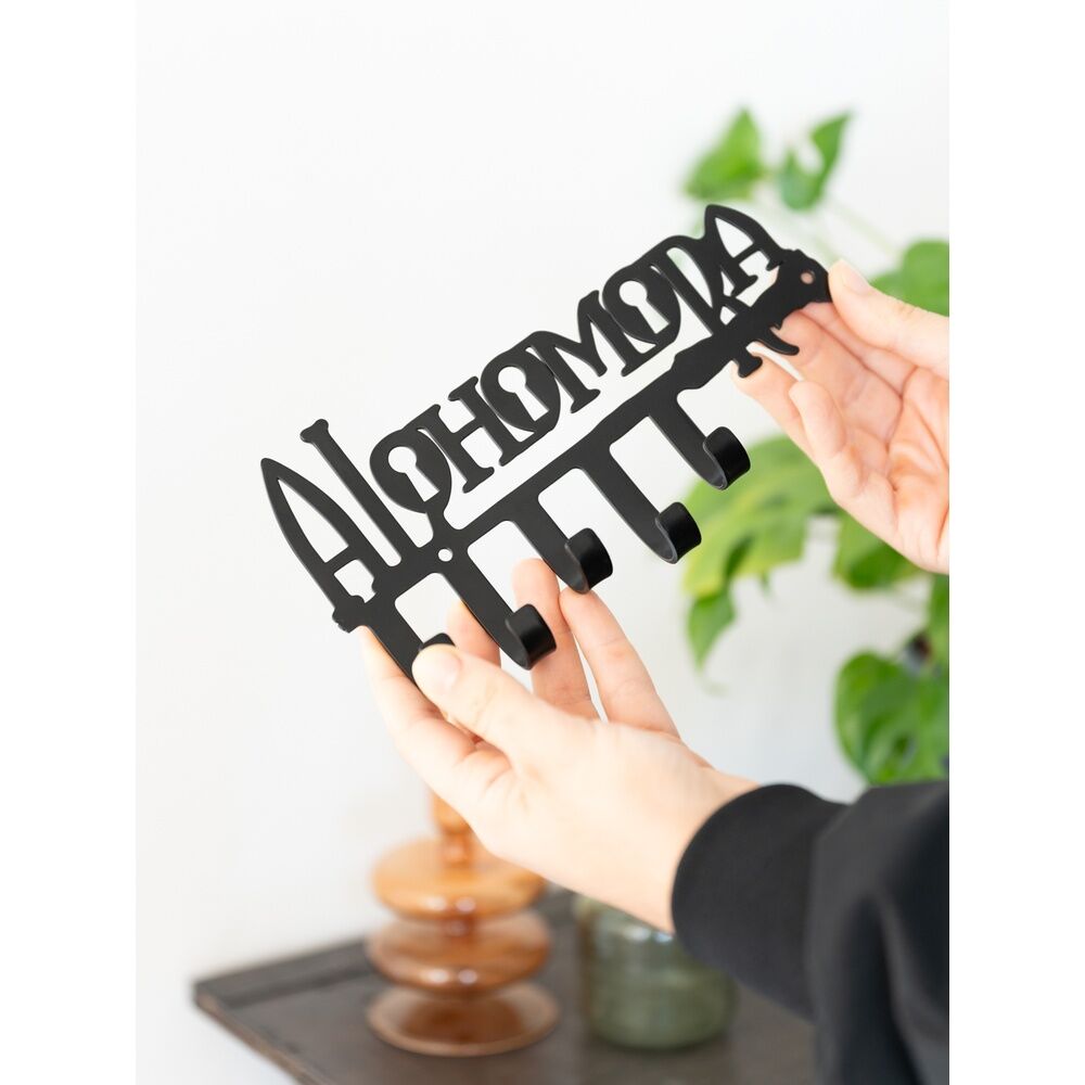 Imagen de Colgador De Llaves Alohamora Harry Potter parte de nuestra colección en Espadas y más, sitio oficial.