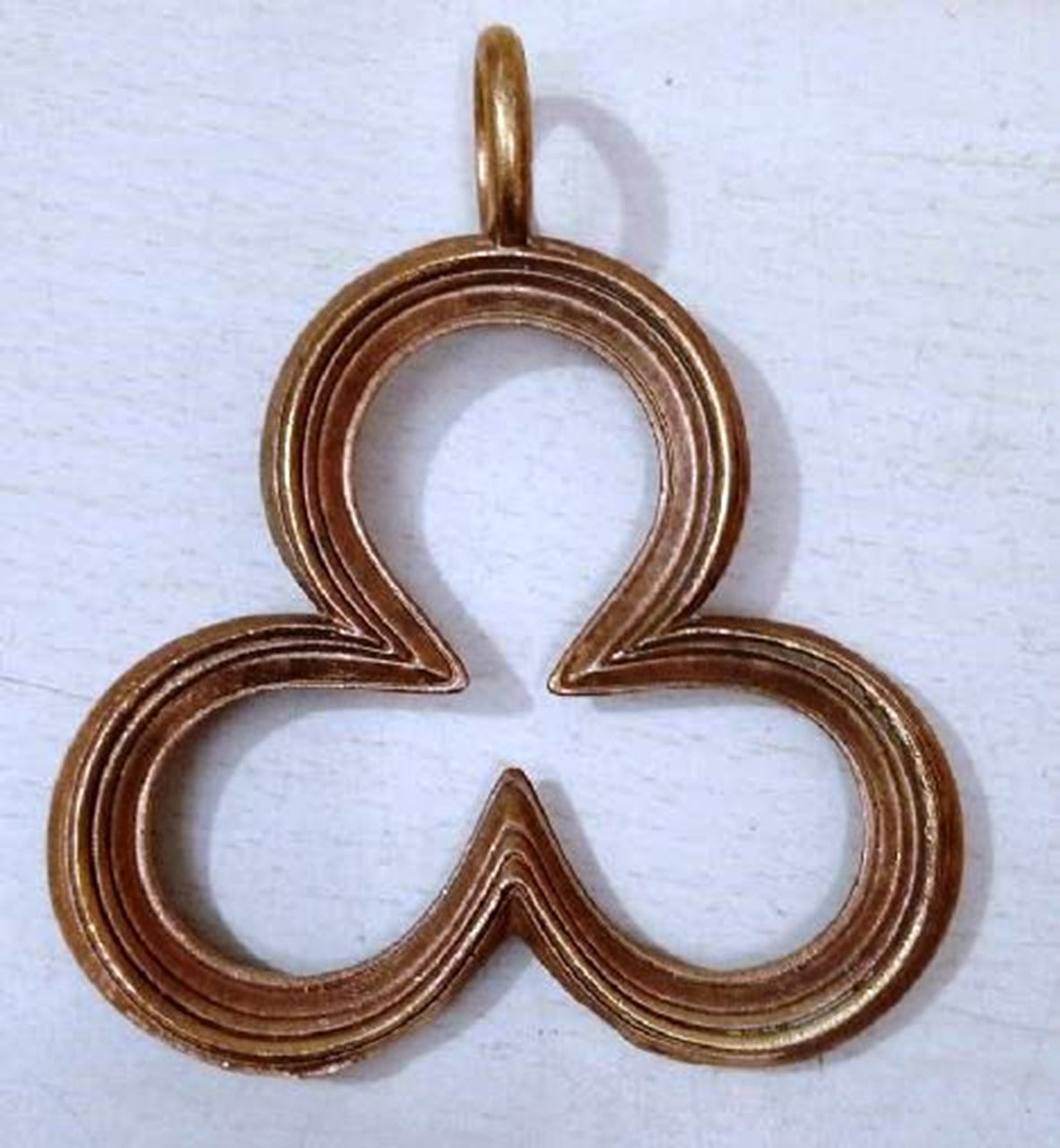 Colgante Medieval Trébol - Amuleto de Bronce Fundido con Diseño de Trébol | Joyería Fundida a la Cera Perdida - Imagen 7