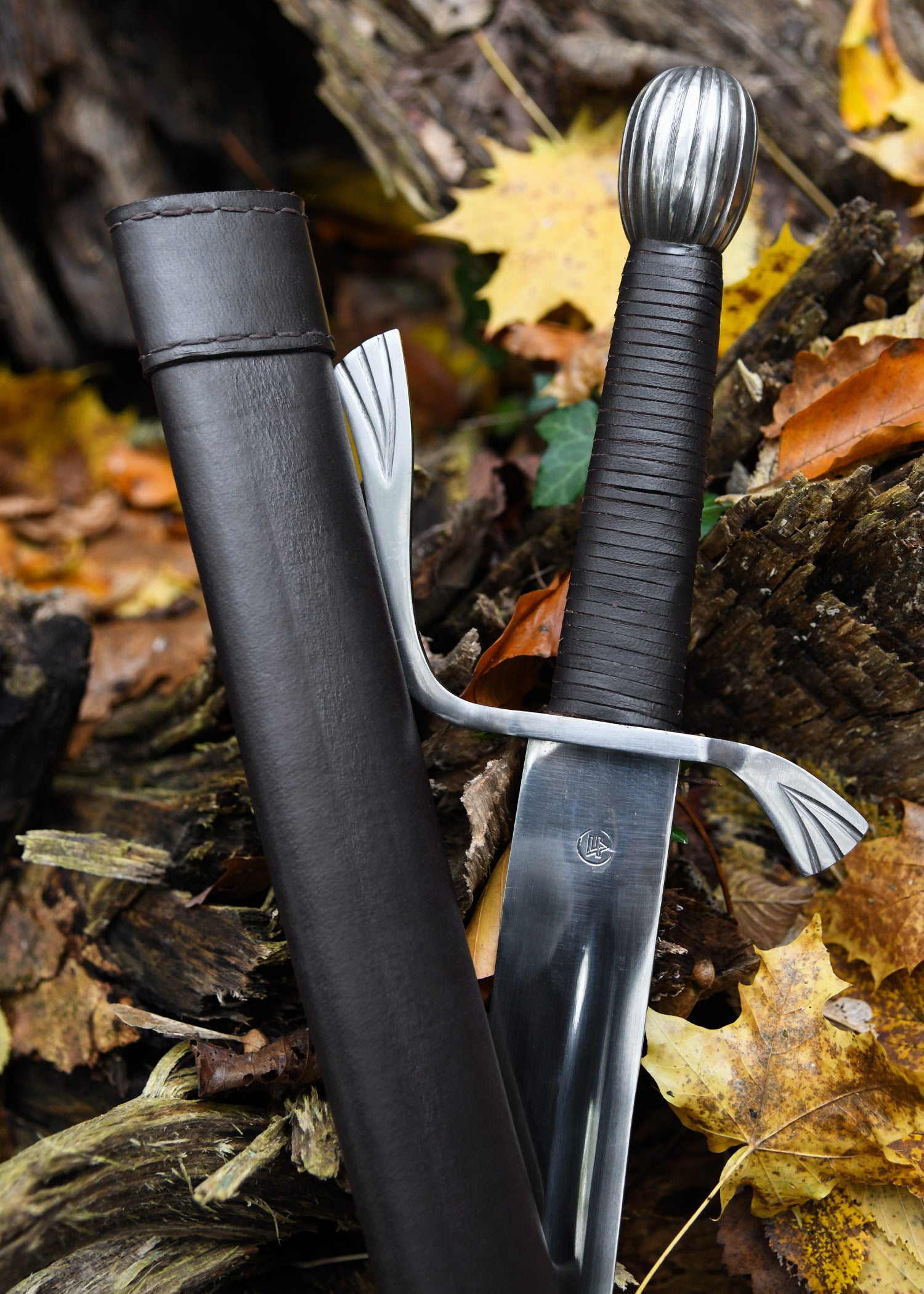 Imagen de Espada falchion con funda de cuero ULF-SW-06B parte de nuestra colección en Espadas y más, sitio oficial.