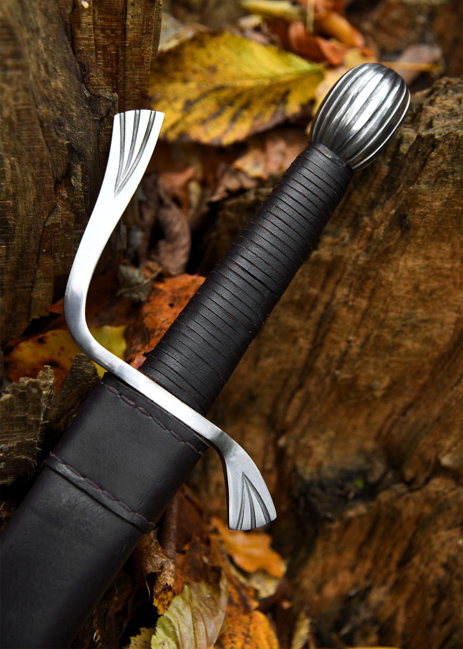 Imagen de Espada falchion con funda de cuero ULF-SW-06B parte de nuestra colección en Espadas y más, sitio oficial.