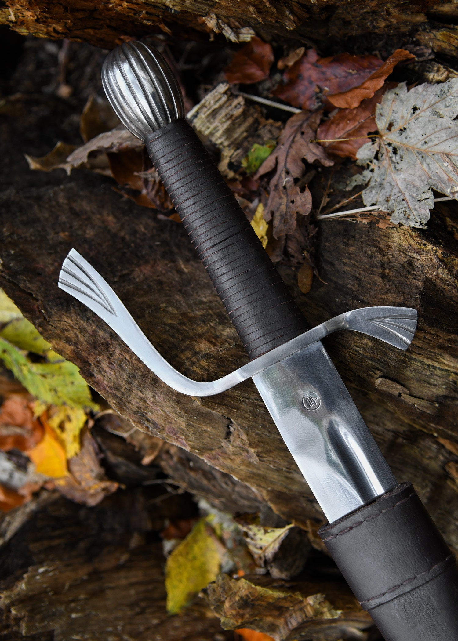 Imagen de Espada falchion con funda de cuero ULF-SW-06B parte de nuestra colección en Espadas y más, sitio oficial.