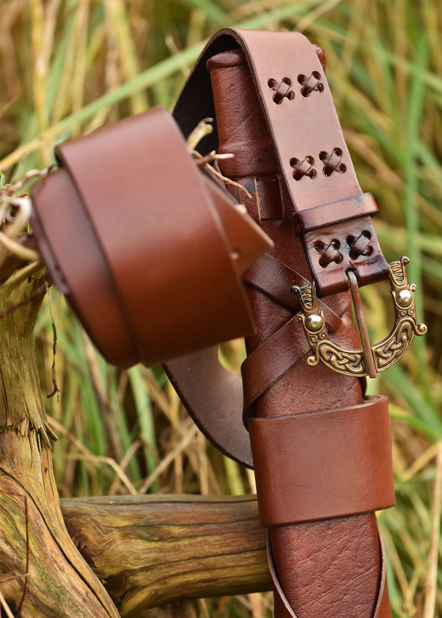 Imagen de Vaina con cinturón y hebilla de bronce para espada vikinga, varias longitudes ULF-SW-11SA parte de nuestra colección en Espadas y más, sitio oficial.