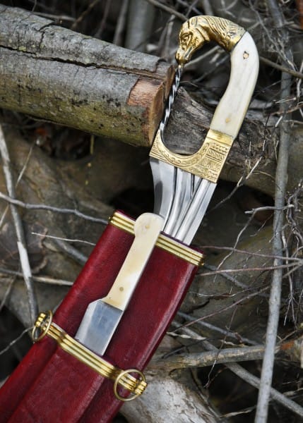 Imagen de Falcata con mango de cabeza de caballo, incluyendo vaina y cuchillo, siglo 4-3 aC 0116411108 parte de nuestra colección en Espadas y más, sitio oficial.