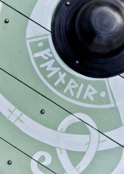 Escudo redondo vikingo "Fenrir" con ribete de cuero crudo, 80 cm 1116448000 - Espadas y Más