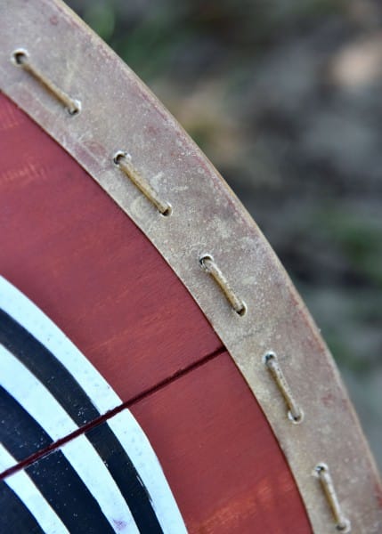 Imagen de Escudo vikingo 'Huginn & Muninn' con ribete de cuero crudo, 80 cm 1116448100 parte de nuestra colección en Espadas y más, sitio oficial.