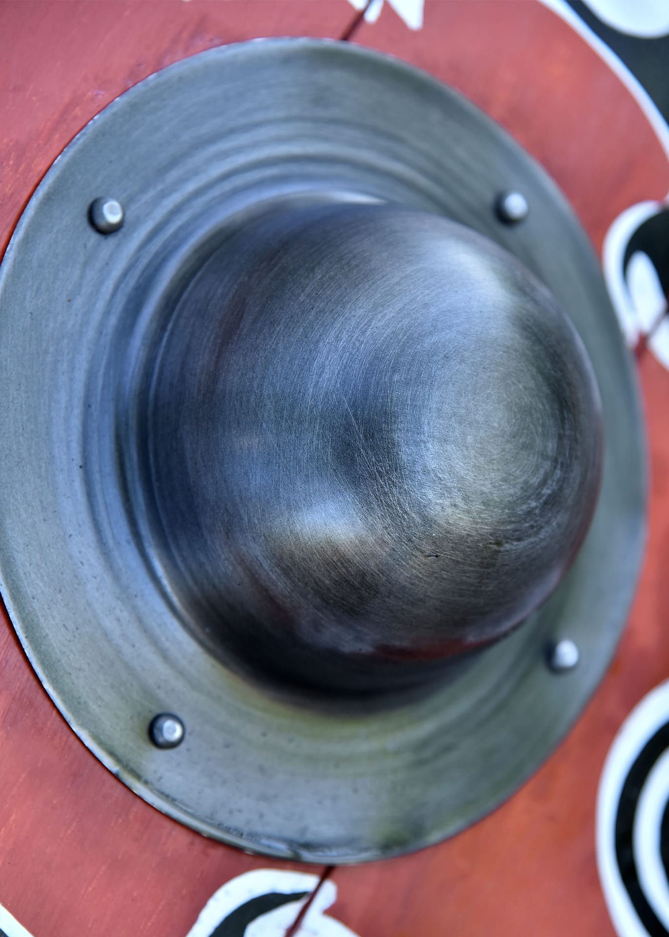 Imagen de Escudo vikingo 'Huginn & Muninn' con ribete de cuero crudo, 80 cm 1116448100 parte de nuestra colección en Espadas y más, sitio oficial.