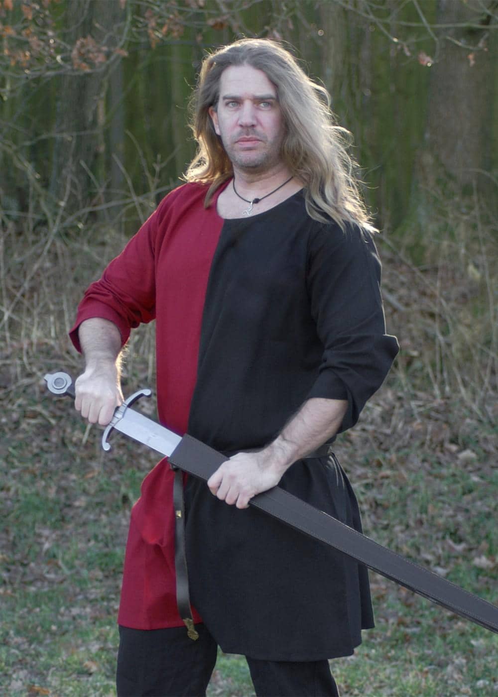 Imagen de 1216202510 Túnica medieval de algodón, rojo / negro parte de nuestra colección en Espadas y más, sitio oficial. Esta imagen describe coleccioables