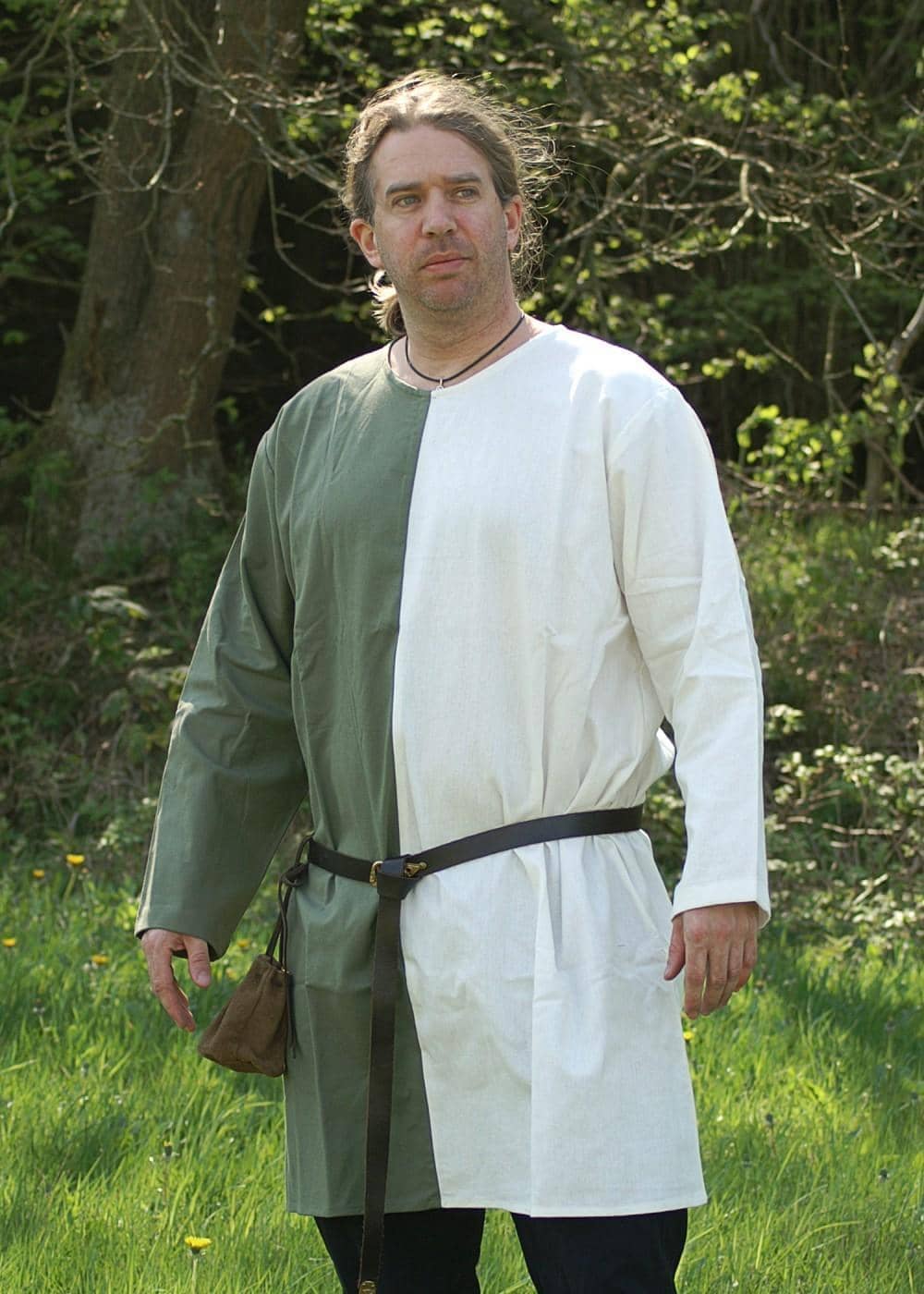 Imagen de 1216202720 Túnica medieval de algodón, verde / blanco parte de nuestra colección en Espadas y más, sitio oficial. Esta imagen describe coleccioables