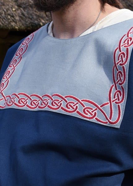 Imagen de Túnica vikinga Halvar con bordados Azul o Natural/Rojo 1280001650 parte de nuestra colección en Espadas y más, sitio oficial.