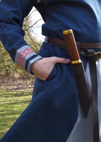 Imagen de Túnica vikinga Halvar con bordados Azul o Natural/Rojo 1280001650 parte de nuestra colección en Espadas y más, sitio oficial.