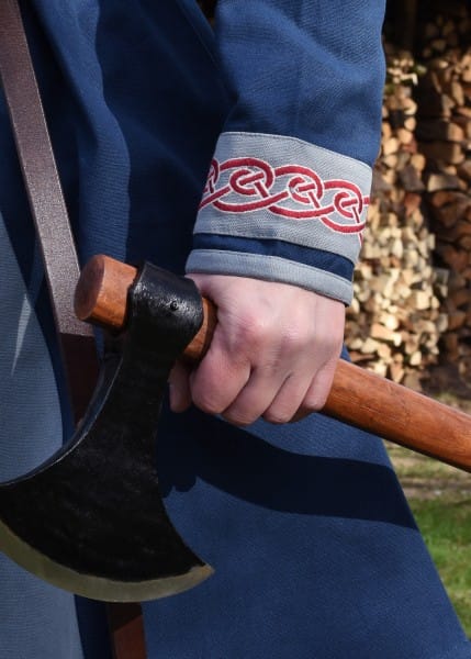 Imagen de Túnica vikinga Halvar con bordados Azul o Natural/Rojo 1280001650 parte de nuestra colección en Espadas y más, sitio oficial.