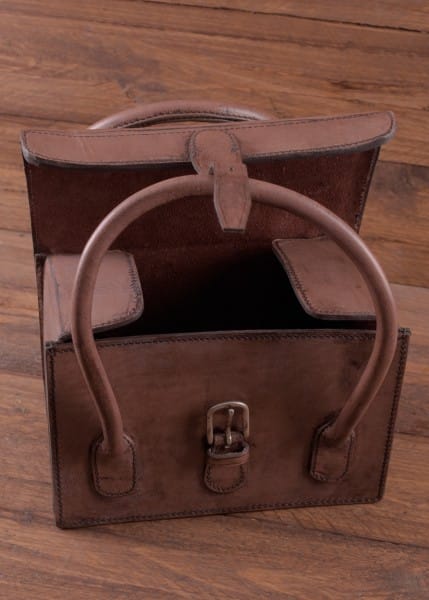 Imagen de Bolsa de cartucho de cuero, con asa 1616150001 parte de nuestra colección en Espadas y más, sitio oficial.