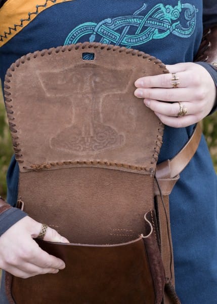 Imagen de Bolso para cinturón en relieve Thorshammer, cuero parte de nuestra colección en Espadas y más, sitio oficial. Esta imagen describe bolsa