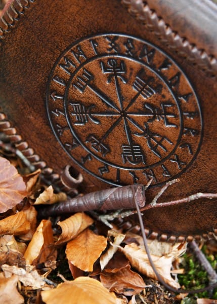 Bolso de cinturón de cuero en relieve Vegvísir, marrón 1680000310 - Espadas y Más