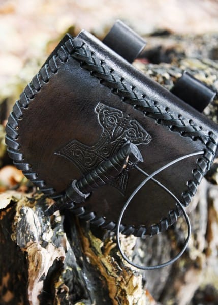 Imagen de Pequeño bolso de cuero con el martillo de Thor en relieve, negro 1680000330 parte de nuestra colección en Espadas y más, sitio oficial.