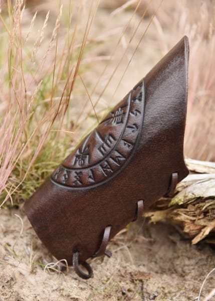 Protectores de brazos de cuero en relieve Vegvísir, marrón 1680000350 - Espadas y Más