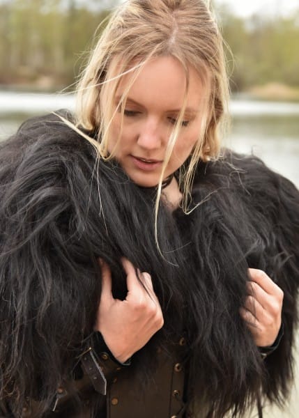 Imagen de Pelaje de hombro hecho de piel, negro 1680603000 parte de nuestra colección en Espadas y más, sitio oficial.